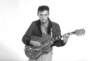NEW YORK - 1958:  Guitarist Duane Eddy poses for a portrait in 1958 in New York City, New York. (Photo by PoPsie Randolph/Michael Ochs Archives/Getty Images)